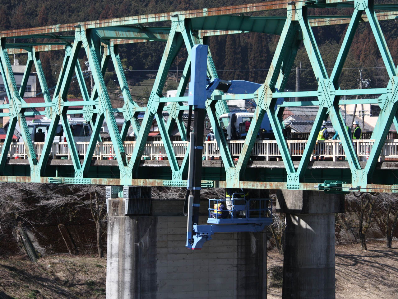 トラス橋の橋梁点検車による点検